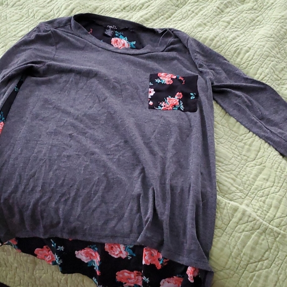 Gray and floral blouse - Picture 1 of 3